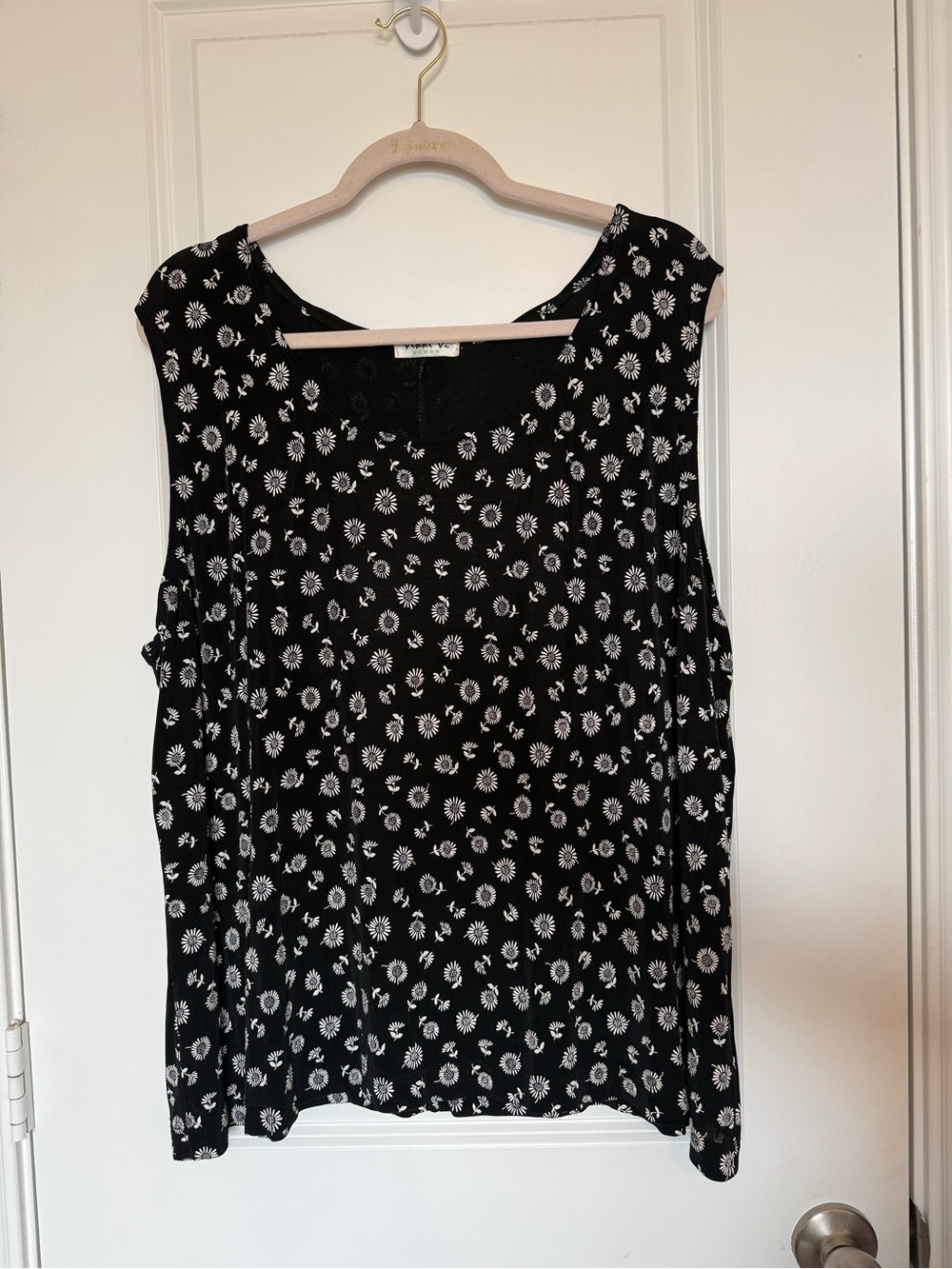 Vikki Vi Woman Black & White Daisy Floral Print Sleeveless Tank Top